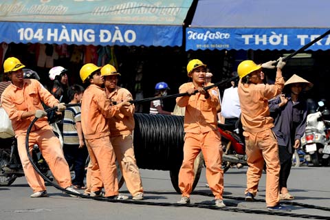 Giá điện tăng 5%, EVN sẵn sàng 'đối thoại với dân'